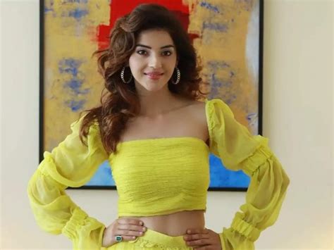 Mehreen Pirzada makes heads turn with her latest。